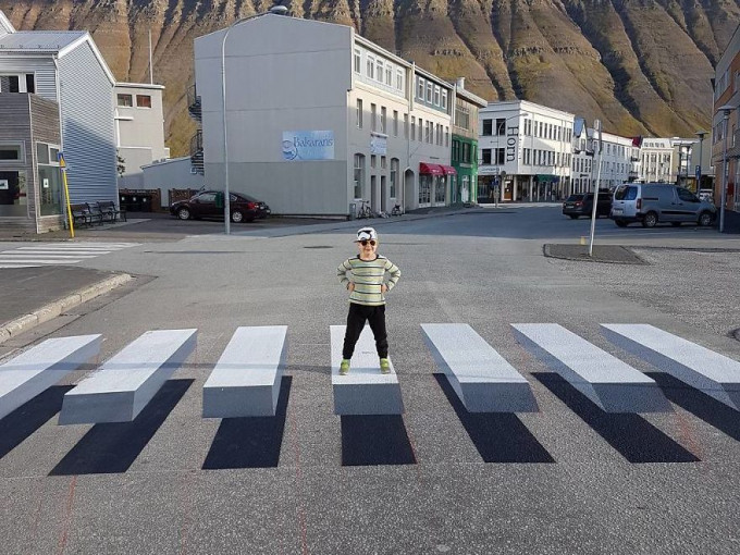 冰岛小镇试验立体斑马线。