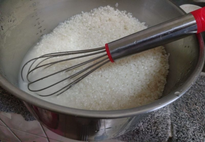 女网民妈妈教她「用打蛋器洗米」，等到长大后她才懂妈妈的用心。Facebook图片