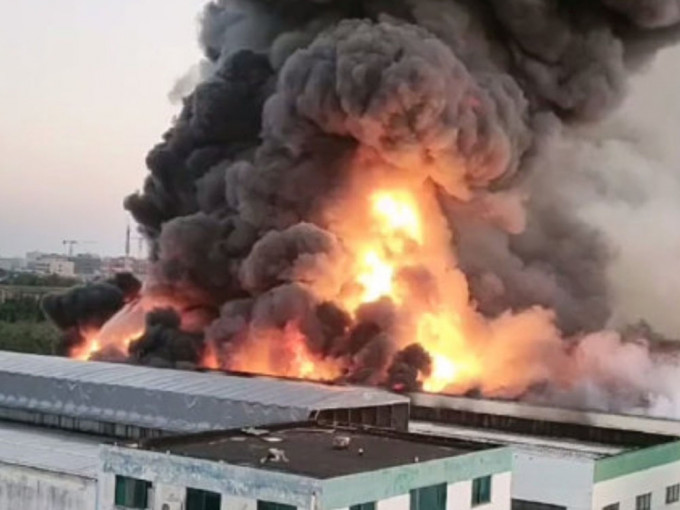 上海工廠原料倉庫起火，火勢超猛滾滾黑煙衝天。