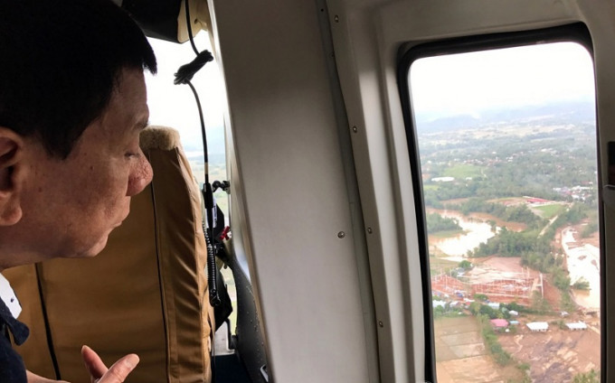 菲律賓總統杜特爾特乘搭乘飛機視察災區。AP