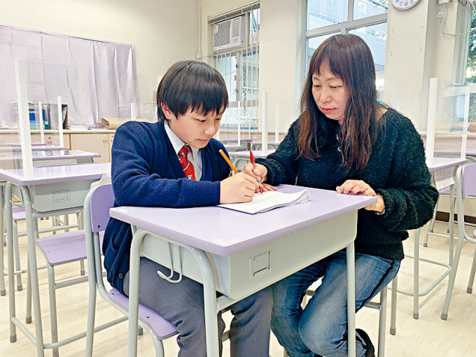 郑乐恒（左）在母亲协助下应考IGCSE，期望越级挑战本港文凭试数学科。
