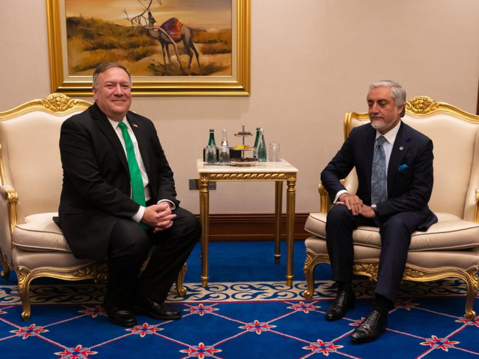 蓬佩奥(左)与阿富汗和平委员会主席阿卜杜拉(右)。蓬佩奥Twitter