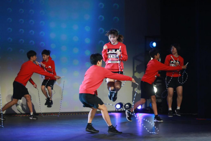 李心怡（中）于虚拟跳绳世界锦标赛为香港首度摘下女子个人总冠军。香港花式跳绳会提供图片