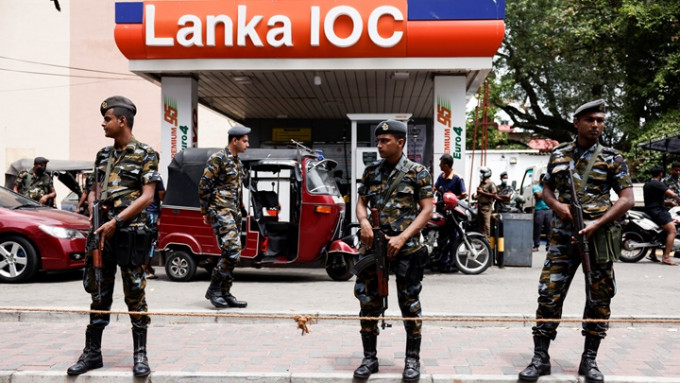 斯里蘭卡燃料供應近乎耗盡，有軍人持槍在油站把守。路透社圖片