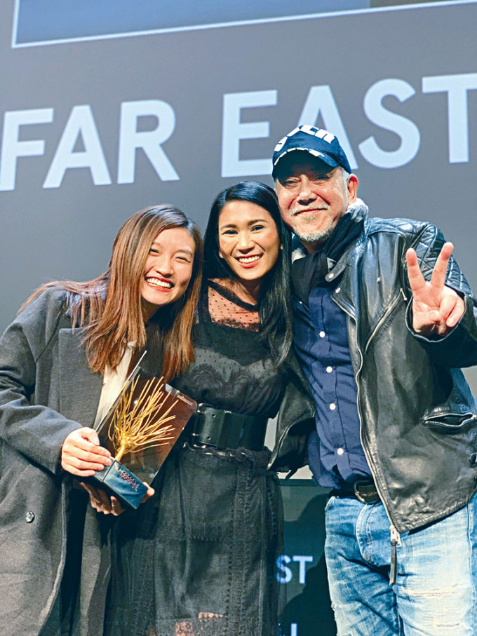 《淪落人》導演陳小娟，聯同姬素和秋生齊齊上台領獎。