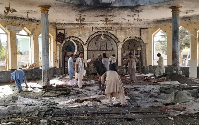 北部省份一座清真寺爆炸，据报过百人死亡。美联社图片