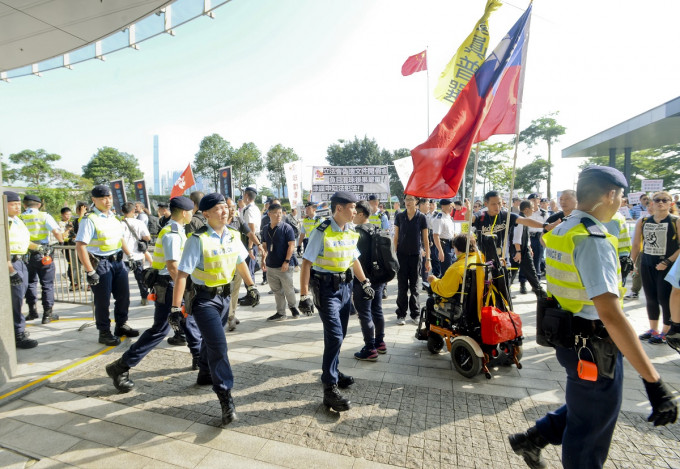 警员今早加强立法会示威区巡逻。