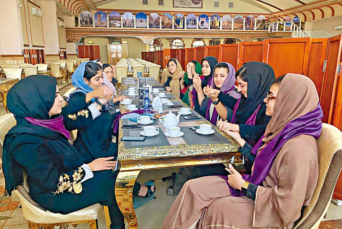 ■喀布爾一批示威婦女，爭取在塔利班統治下獲得應有權利。