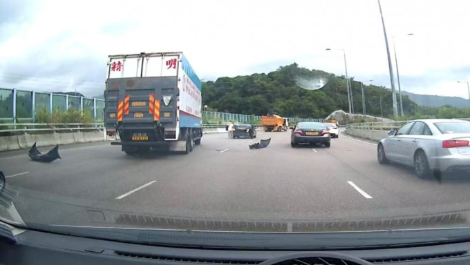 大埔吐露港公路兩車相撞，其中一車泵把甩脫。fb 馬路的事 (即時交通資訊台)