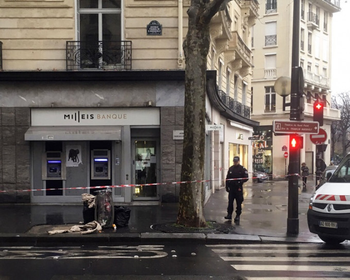 劫匪闖巴黎香榭麗舍銀行挾持人質。AP
