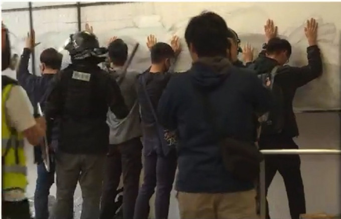 防暴警察中环截查黑衣人士。NOW新闻截图
