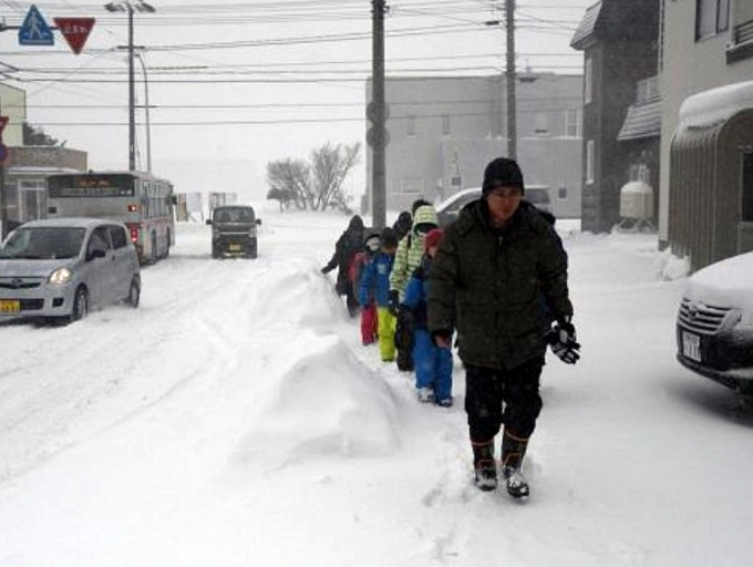 日本北部受到暴风雪吹袭气温急速下降。网图