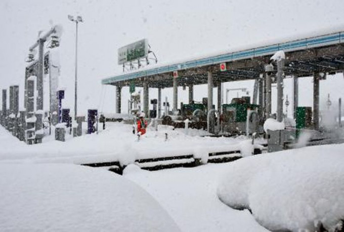 智头町公路收费站被大雪覆盖。TOKYO