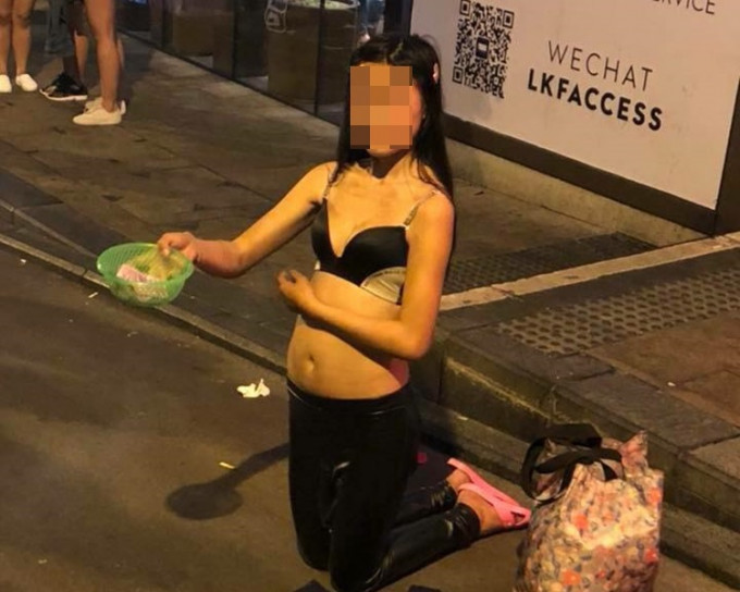 女乞丐穿胸围跪地行乞。老实香港人图片