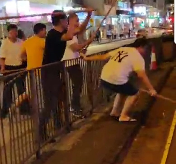 一批持棍白衣人涉嫌向示威者施袭。网上截图