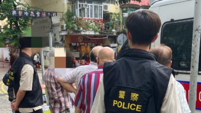 涉街头聚赌 石壁迁置村5长者被捕。警方图片