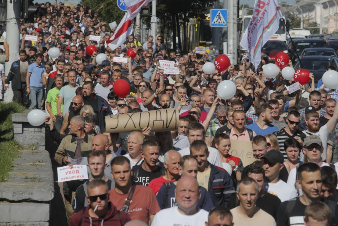 白俄羅斯首都明斯克數以千計工人響應號召罷工，要求總統盧卡申科下台。AP圖片