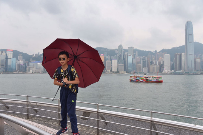 明日密雲，有大雨及狂風雷暴，氣溫25至28度。