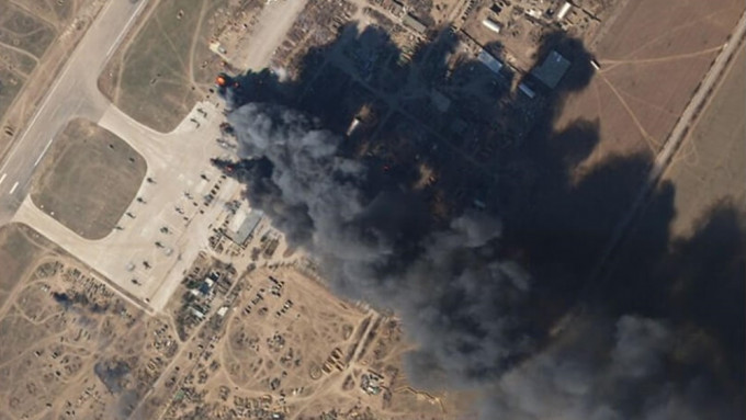 赫爾松機場的俄軍直升機被擊中，冒出大量濃煙。互聯網圖片