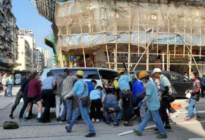 多名工人见状联同街坊合力将车抬起。图:马路的事讨论区 网民Bosco Chu