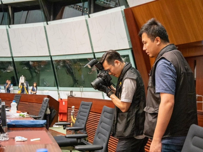 警方在立法會大樓搜證。香港警察fb