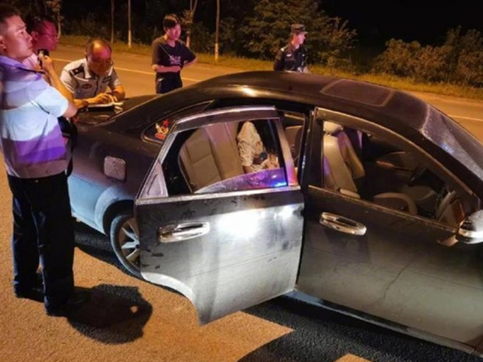 安徽池州公安周二凌晨接获报案后截停一辆私家车，救出两名醉酒少女。网图