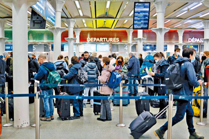 ■法國周六起禁止往返英國的非必要旅行，旅客周五在倫敦趕搭列車赴法。