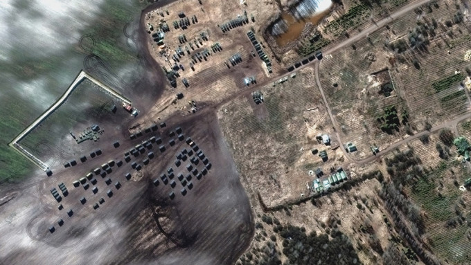 衞星圖片顯示，白俄羅斯在邊境部署了300多輛坦克。美聯社圖片