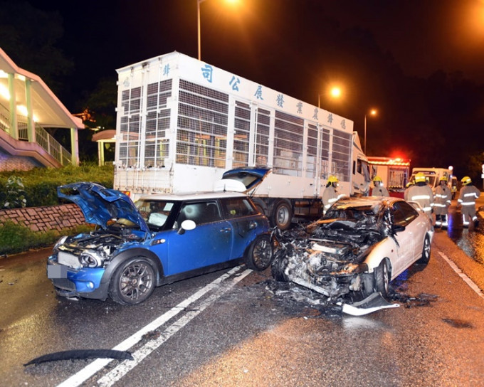 私家車車頭損毀嚴重。