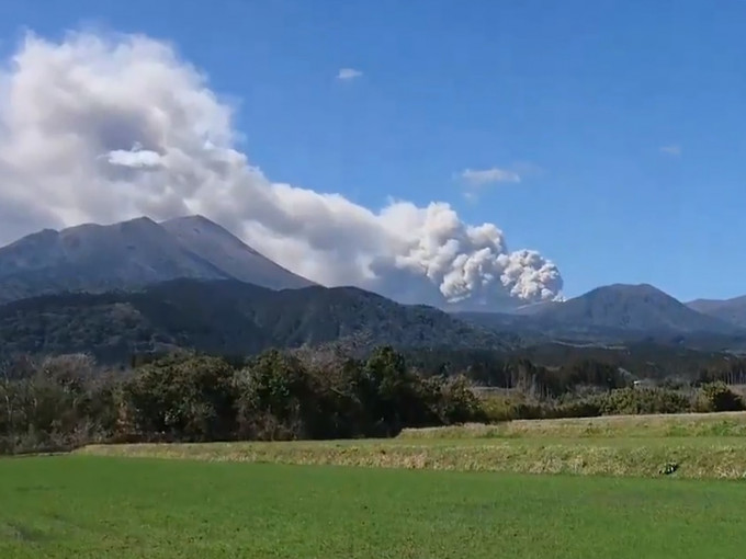 九州新燃岳火山又再爆发。