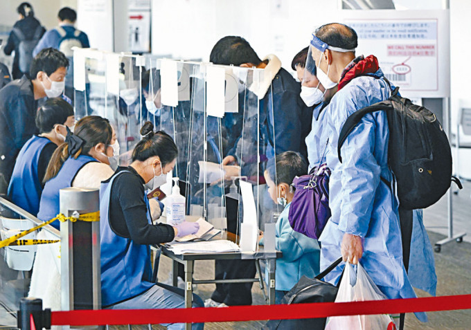 抵達日本成田機場的中國旅客，需接受核酸檢測。資料圖片