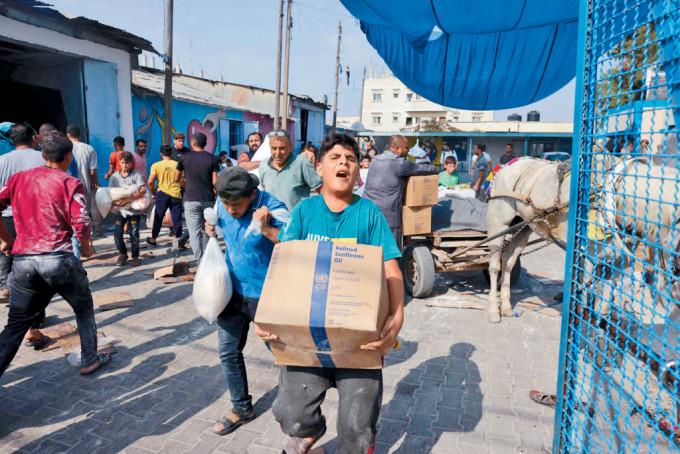 聯合國救援機構在加沙地帶中南部迪爾巴拉的救援物資倉庫，上周六被民眾闖入搶奪麵粉等物資。