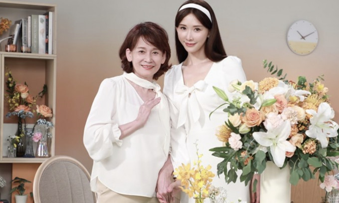 林志玲與媽媽以純白仙子look登場。