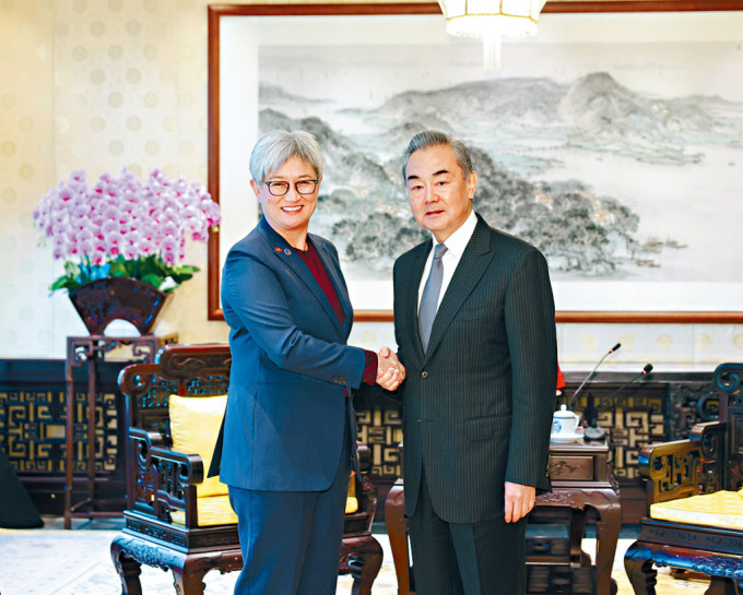 去年11月，王毅在北京会见澳洲外长黄英贤。
