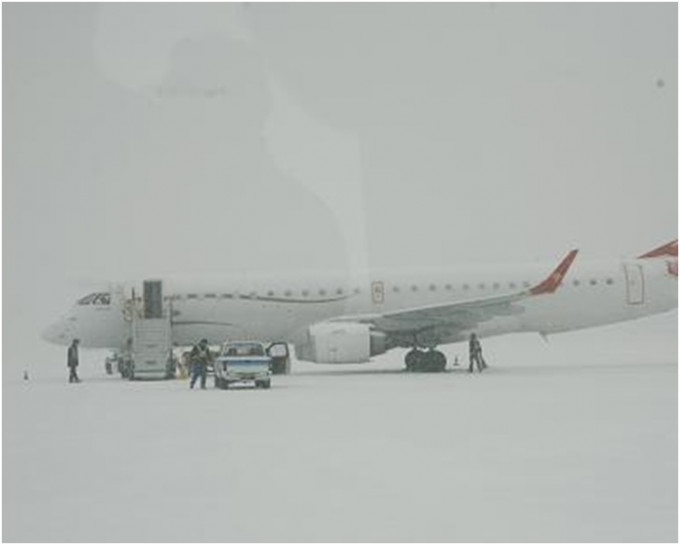 降雪影響烏魯木齊國際機場運作。
