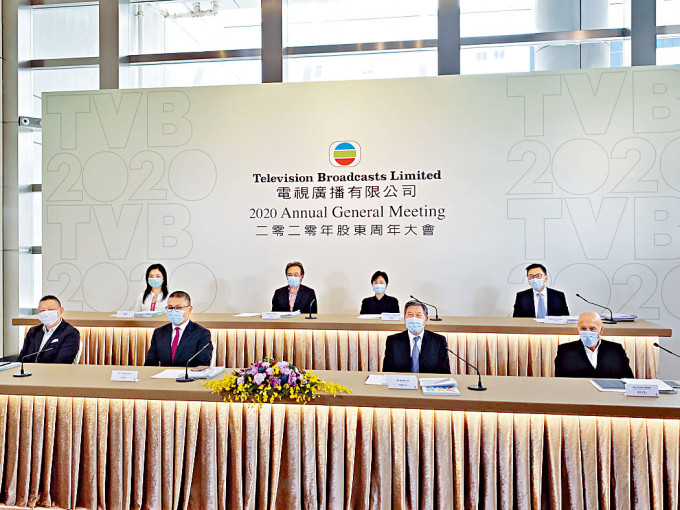 TVB主席許濤（前排左二）及副主席李寶安（左三）對上半年廣告收入大跌不感意外。