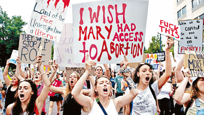 科罗拉多州丹佛市周一有示威者争取堕胎权。