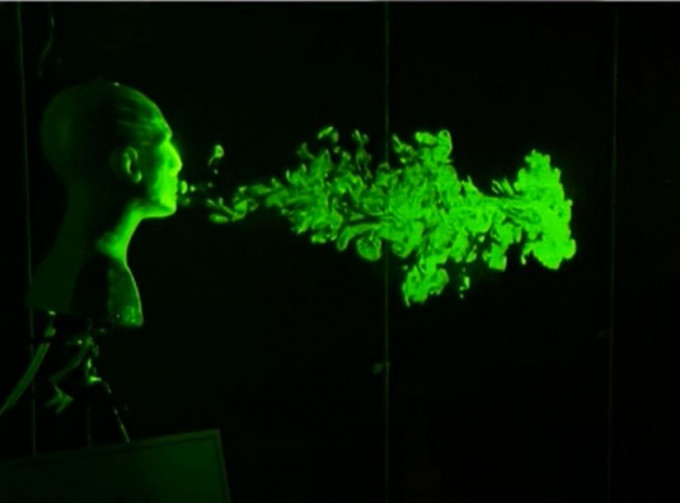 研究模拟民众在咳嗽时飞沫传播的距离及速度。网图