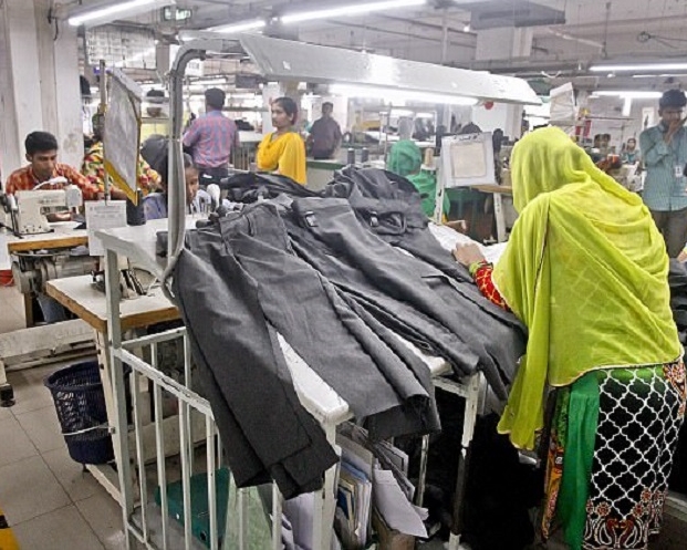 孟加拉血汗工厂压榨员工，员工每日工作12小时，只获约2.6港元的时薪。（网上图片）
