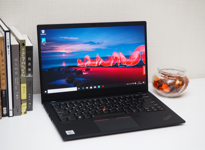 ●第8代ThinkPad X1 Carbon,14吋機身重量僅1.09kg。