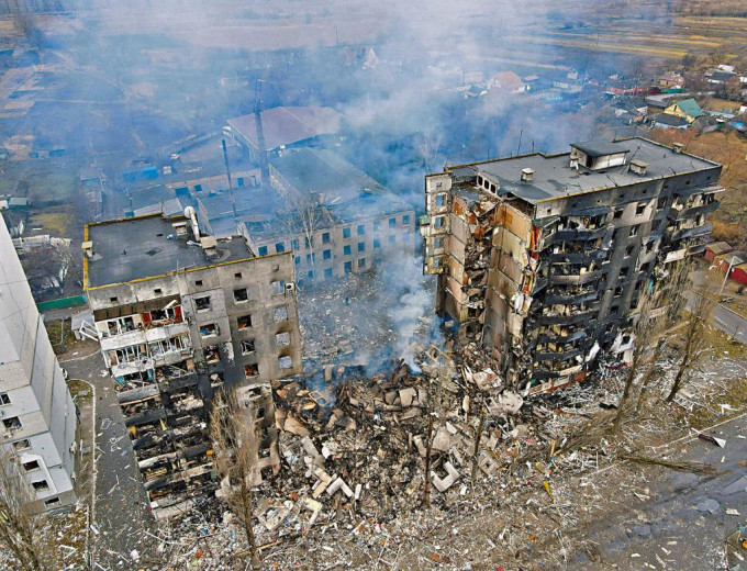 乌克兰基辅地区一幢住宅大楼，周四遭炮火严重摧毁。