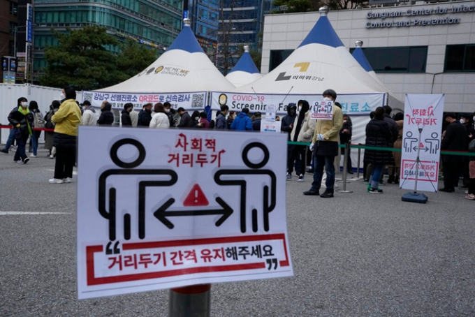 明起韩国将恢复严格的社交距离规范。AP图片