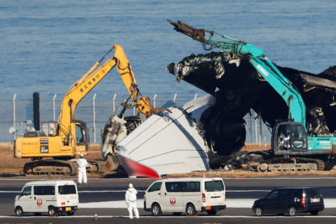 羽田機場開始清理日航客機殘骸。路透社