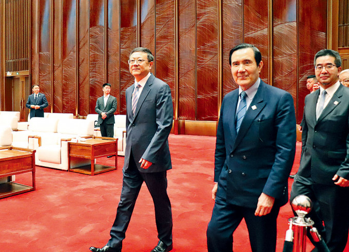 马英九与上海书记陈吉宁（左）会面。