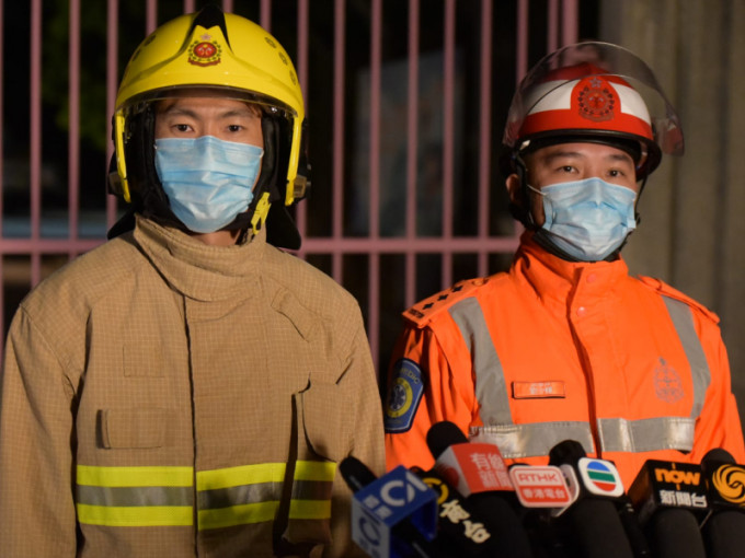 署理助理消防區長鍾道峰（左）。