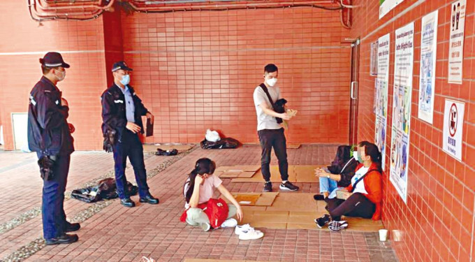 沙田警区人员向涉「犯聚」外佣发告票。