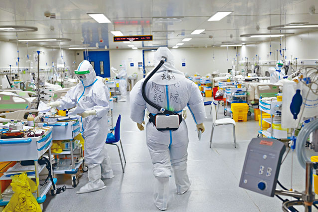 ■護士袁維方身着三級防護標準的正壓通氣面罩進入雷神山醫院重症醫學二病區。