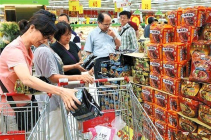 台灣有婦人超市收銀處「人肉霸位」。網上圖片