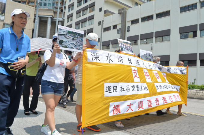 十多名关注组成员到深旺道九巴临时车厂示威。