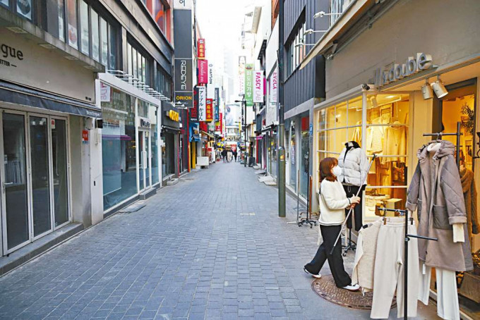 ■在新冠疫情下，首爾一條商業街門可羅雀。